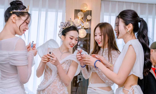 Hoa hậu xinh đẹp tại Luna